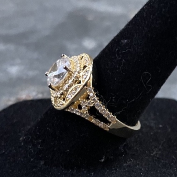Gold plated Ring w/ cubic zirconia Size 7 - Picture 2 of 6